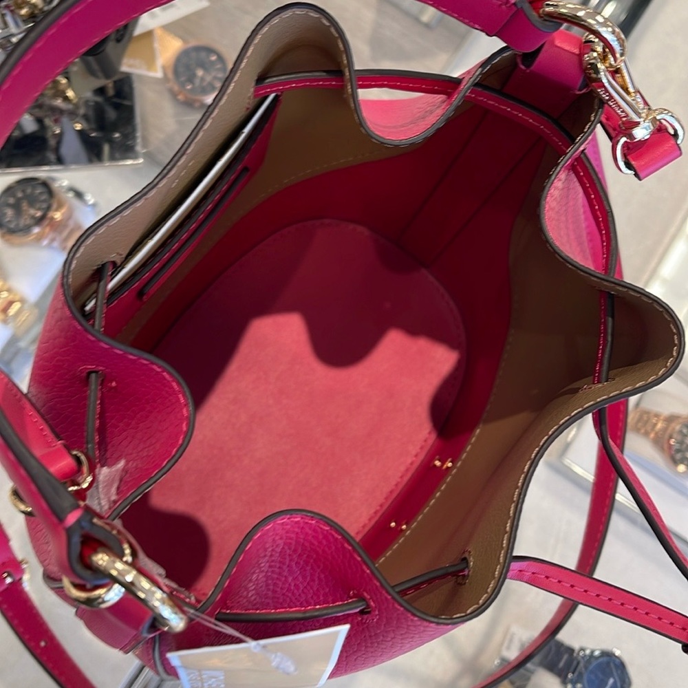 MICHAEL KORS
Reed Medium Pebbled Leather Bucket Bag Satchel
Electric Pink
NWT - Picture 6 of 16